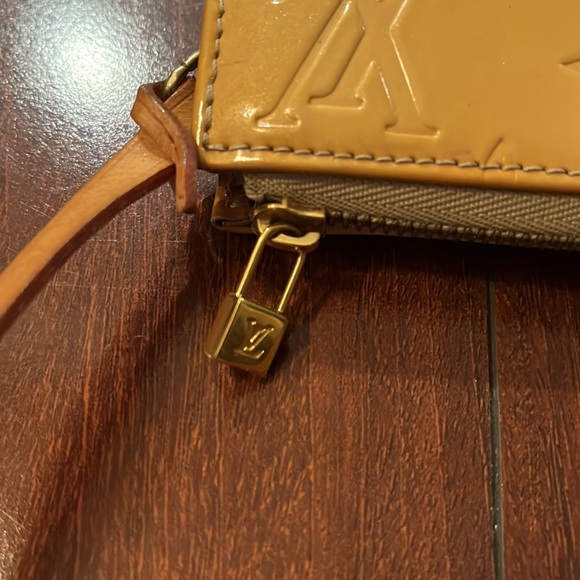 Vintage Louis Vuitton Beige Monogram Vernis Leather Lexing purse - Picture 5 of 8